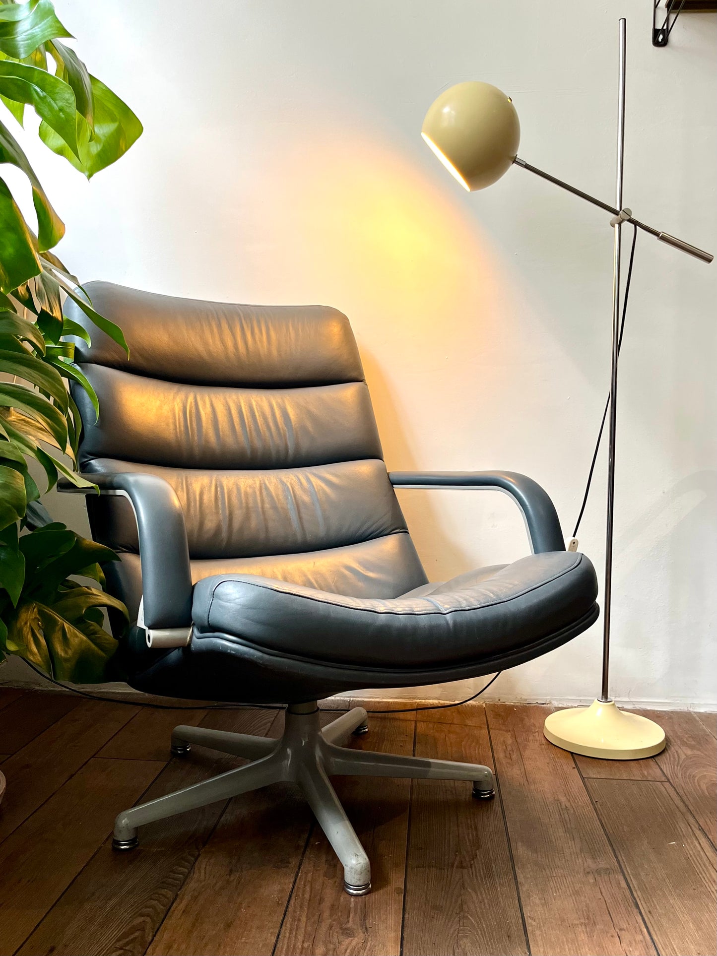 Artifort leren fauteuil, ontworpen door Geoffrey Harcourt