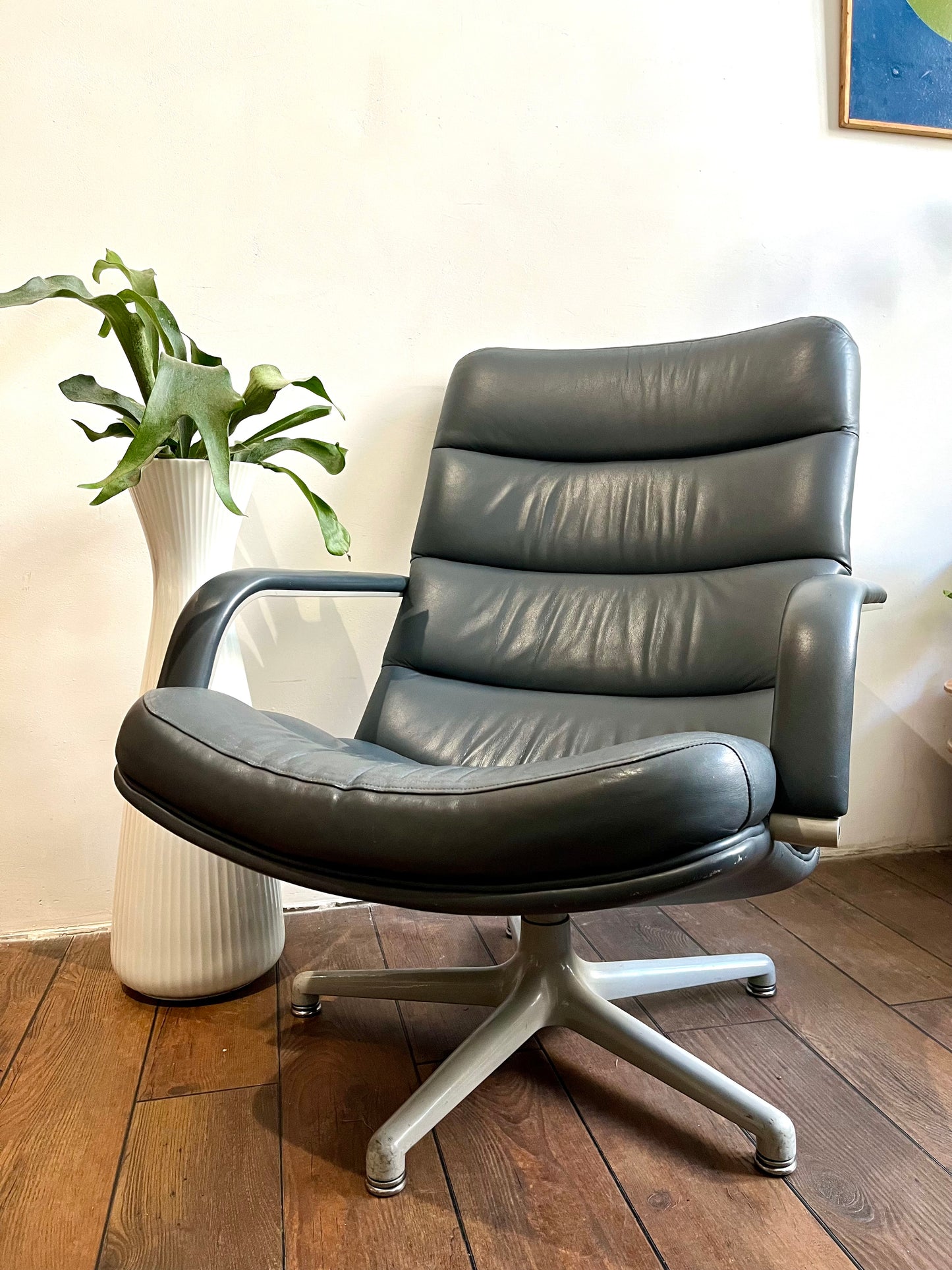 Artifort leren fauteuil, ontworpen door Geoffrey Harcourt